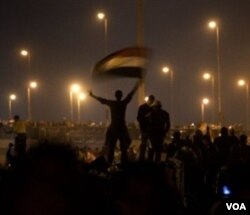 Kembang api ikut meramaikan suasana perayaan para demonstran di Kairo setelah Mubarak dipastikan mengundurkan diri (11/2).
