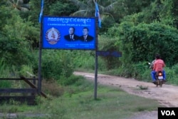 ស្លាកសញ្ញា​គណបក្ស​ប្រជាជនកម្ពុជា ក្នុង​ឃុំ​អូររៃ ស្រុកថាឡាបរិវ៉ាត់ ខេត្តស្ទឹងត្រែង កាល​ពី​ថ្ងៃ​ទី​១៩ ខែតុលា ឆ្នាំ២០១៧។ (ស៊ុន ណារិន/VOA)