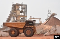 Des employés de la mine d'or d'Agbaou, Côte d'Ivoire, le 7 février 2018