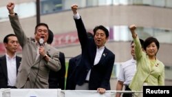 Yaponiya baş naziri Şinzo Abe parlament seçkilərində partiyasının qələbəsini bayram edir.