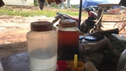 ស្រាសនិងស្រាថ្នាំ ដែលត្រូវបានដាក់លក់នៅតូបមួយក្នុងភូមិដំណាក់អំពិល ខេត្តពោធិ៍សាត់។ (ស៊ុន ណារិន/VOA Khmer)