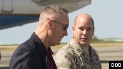邓福德上将（左）2018年2月3日访亚太途经威克岛（美国国防部）