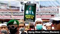 Orang-orang berkumpul untuk menyambut kepulangan Rizieq Shihab, pemimpin Front Pembela Islam Indonesia (FPI) yang telah menetap di Arab Saudi sejak 2017, Jakarta, 10 November 2020. (Foto dok: REUTERS/Ajeng Dinar Ulfiana)
