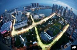 Sirkuit Marina Bay City Grand Prix F1 Singapura, terlihat saat senja dari Swissotel The Stamford di Singapura, 17 September 2013. (Foto: AP)