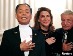 지난 2010년 미 외희 태권도 클럽 회원들이 의사당에서 이준구 사범(왼쪽)의 80번째 생일을 축하하고 있다.