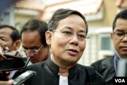 រូប​ឯកសារ៖ មេធាវី​របស់​លោក កឹម សុខា លោក ​ផែង ហេង និយាយ​ជាមួយ​អ្នក​សារព័ត៌មាននៅខាង​មុខ សាលាដំបូង​រាជធានី​ភ្នំពេញ នៅព្រឹកថ្ងៃព្រហស្បតិ៍នេះ បន្ទាប់ពី​សវនាការថ្ងៃទីពីរ លើសំណុំរឿងលោក កឹម សុខា ស្តីពីបទ «ឃុបឃិតជាមួយរដ្ឋបរទេស»​បាន​បញ្ចប់កាលពី​ថ្ងៃទី​១៦ ខែមករា ឆ្នាំ២០២០។(ទុំ ម្លិះ/VOA)