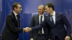 Ministar finansija Srbije Siniša Mali (desno) rukuje se sa predstavnicima Nove Ljubljanske banke nakon potpisivanja ugovora o prodaji većinskog paketa deonica Komercijalne banke, u Beogradu, 26. februara 2020. (Foto: Ministarstvo finansija Republike Srbije)