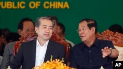 នាយក​រដ្ឋ​មន្រ្តី​ ហ៊ុន សែន​ និយាយ​ជាមួយ​ឯកអគ្គរដ្ឋ​ទូត​ចិន​ប្រចាំ ​នៅកម្ពុជា​លោក Xiong Bo អំឡុង​ពេល​សម្ពោធស្ពាន​អាកាស​ដែល​ឧបត្ថម្ភ​ដោយ​ចិន​ក្នុង​ទីក្រុង​ភ្នំពេញ​កាលពី​ថ្ងៃទី​០២ កក្កដា ឆ្នាំ ២០១៨។