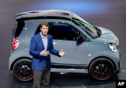 CEO Mercedes-Benz, Ola Kaellenius, di pameran otomotif, IAA Auto Show, di Frankfurt, Jerman, 10 September 2019. (Foto: Michael Probst/AP Photo)