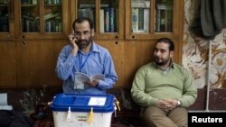 İran rəsmiləri məsciddə səsverməyə nəzarət edir