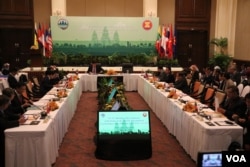 ប្រទេស​កម្ពុជា​រៀបចំ​កិច្ចប្រជុំ​លើក​ទី១៥ រដ្ឋមន្រ្តី​បរិស្ថាន​អាស៊ាន និង​កិច្ចប្រជុំ​ពាក់ព័ន្ធ ដែល​ត្រូវ​បាន​ធ្វើ​ឡើង​នៅ​ក្នុង​ខេត្តសៀមរាប​នៃ​ប្រទេស​កម្ពុជា ចាប់ពី​ថ្ងៃទី៧ ដល់​ថ្ងៃ​ទី១០ ខែតុលា ឆ្នាំ២០១៩។ (ស៊ុន ណារិន/VOA Khmer)