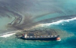 Foto dari atas menunjukkan minyak tumpah ke perairan Mauritius dari kapal MV Wakashio.