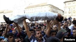 Ribuan migran dari Suriah dan Afghanistan melakukan protes di luar stasiun kereta di Budapest, Hungaria Rabu (2/9) menuntut agar mereka diizinkan naik kereta untuk menuju Jerman.