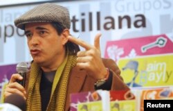 Peruvian novelist and TV talkshow host Jaime Bayly speaks during a news conference in Lima's Country Hotel, Feb. 16, 2010.