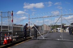 미 세관국경보호국 대원들이 지난 10월 입국 관리소 게이트를 열고 있다.