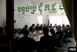 រូបឯកសារ៖ សមាជិក​គណៈកម្មាធិការ​ជាតិ​រៀបចំ​ការ​បោះឆ្នោត​ជួយ​ជាមួយ​មន្ត្រី​ទូត​របស់​សហគមន៍​អឺរ៉ុប​និង​ជប៉ុន​កាល​ពី​ថ្ងៃ​ទី​២៤ ខែ​មេសា ឆ្នាំ​២០១៥​ កន្លង​ទៅ​នេះ។ (នៅ វណ្ណារិន/VOA)