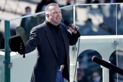 Penyanyi country Garth Brooks melepas topi koboinya saat tampil dalam acara pelantikan Presiden di Washington DC hari Rabu (20/1).