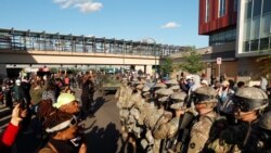 Para pengunjuk rasa berhadapan dengan pasukan Garda Nasional setelah unjuk rasa memprotes kematian pria Afrika-Amerika, George Floyd, di Minneapolis, Minnesota, 29 Mei 2020. (Foto: Reuters)