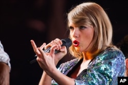 FILE - Singer Taylor Swift performs during her "1989" world tour at MetLife Stadium .