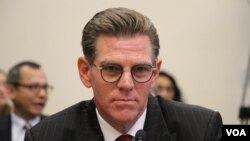 លោក​ Daniel Mitchell ​នាយក​គ្រប់គ្រង​ក្រុមហ៊ុន​ SRP International Group ​ប្រចាំកម្ពុជា ថ្លែងនៅមុខសវនាការ​គណៈកម្មការសិទ្ធិមនុស្ស Tom Lantos នៅរដ្ឋសភាអាមេរិក រដ្ឋធានីវ៉ាស៊ីនតោន កាលពីថ្ងៃទី១០ ខែកញ្ញា ឆ្នាំ២០១៩។ (ទែន សុខស្រីនិត/VOA)