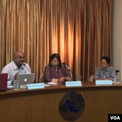 Jerald Joseph left speaks at a briefing on the upcoming ASEAN peoples' forum while Sunsanee Sutthisunsanee, right, listens, April 2, 2015. (Steve Herman/VOA News)