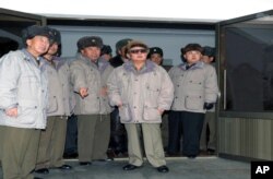 រូបឯកសារ៖ អតីត​ប្រធានាធិបតីកូរ៉េ​ខាង​ជើង លោក គីម យ៉ុងអ៊ីល (កណ្តាល) អមដោយ​កូន​ប្រុស​របស់​លោក​គឺ​លោក គីម ជុងអ៊ុន ​មេ​ដឹកនាំ​កូរ៉េ​ខាង​ជើង​នា​ពេល​បច្ចុប្បន្ន (ស្តាំ) ធ្វើ​ទស្សនកិច្ច​នៅមូលដ្ឋាន​កងទ័ព​អាកាស​នៃ​កូរ៉េ​ខាង​ជើង។ (រូបថត៖ AFP)