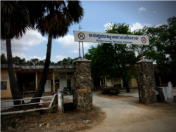 មណ្ឌល​សុខភាព​សំរោង​បាន​ត្រួតពិនិត្យ​លទ្ធភាព​កើត​មាន​វីរុស​កូរ៉ូណា​ក្នុង​ចំណោម​ពលករ​ដែល​វិល​ត្រឡប់​មក​ស្រុក​កំណើត​វិញ។ (Ananth Baliga/VOA)