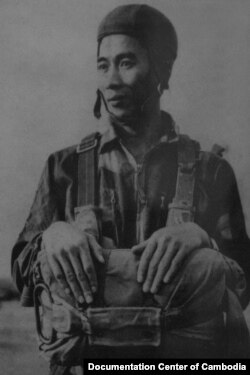 រូប​ថត​ ឧត្ដមសេនីយ៍ ឡេះ កូសែម ក្នុងឈុតទាហានឆ័ត្រយោង ដែល​បរិច្ចាគ​ដោយ​ភរិយា​របស់​លោក កាល​ពី​ដើម​ខែ​ឧសភា​ ឆ្នាំ​២០១៨​ មក​កាន់​មជ្ឈមណ្ឌល​ឯកសារ​កម្ពុជា។ (ឯកសារ ឡេះ កូសែម/បណ្ណសារមជ្ឈមណ្ឌលឯកសារកម្ពុជា)