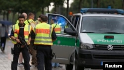 پولیس مونشن می گوید در تلاش بیرون کردن افراد گیر مانده در داخل فروشگاه اند.