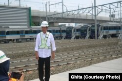 Presiden Jokowi usai menguji-coba MRT dari stasiun Bundaran HI ke Lebak Bulus di Depo MRT Lebak Bulus, Jakarta, Selasa, 6 November 2018. (Foto: VOA/Ghita Intan)