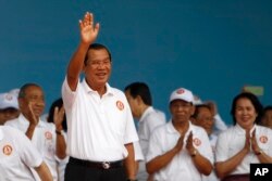 រូបឯកសារ៖ លោកនាយករដ្ឋមន្ត្រី ហ៊ុន សែន ដែលជាប្រធានគណបក្សប្រជាជនកម្ពុជា ចូលរួមធ្វើយុទ្ធនាការបោះឆ្នោតថ្នាក់ជាតិឆ្នាំ២០១៨ នៅរាជធានីភ្នំពេញ ថ្ងៃទី៧ ខែកក្កដា ឆ្នាំ២០១៨។