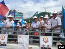 ក្រុមអ្នកគាំទ្រគណបក្ស​គណបក្ស​ប្រជាជនកម្ពុជា​ ចេញ​ធ្វើ​យុទ្ធនាការ​ឃោសនា​បោះឆ្នោត​ក្នុង​ទីក្រុង​ភ្នំពេញ​ កាលពីថ្ងៃ​ទី​៧​ ខែកក្កដា​ ឆ្នាំ​ ២០១៨។ (ហ៊ុល រស្មី/VOA)