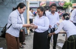 រូបឯកសារ៖ គណៈ​កម្មការ​កម្មវិធី​ប្រលង​ត្រួតពិនិត្យ​បេក្ខជន​ដែល​ចូលរួម​ការប្រលង​មធ្យមសិក្សា​ទុតិយភូមិ នៅ​វិទ្យាល័យ​ព្រះស៊ីសុវត្ថិ​ នៅ​ថ្ងៃចន្ទ ទី​២២ ខែសីហា ឆ្នាំ២០១៦។ (វីអូអេ)