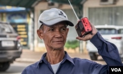 ​វិទ្យុ​ និងទូរទស្សន៍នៅតែ​ជាឧបករណ៍​ ប្រើសម្រាប់ទទួលព័ត៌មាន​ ដែល​មាន​តំលៃសមរម្យ​បំផុត​ និងអាចប្រើប្រាស់ជាបាន​ប្រចាំ​សម្រាប់​ពួកគេ, នៅខេត្តបាត់ដំបង នៅថ្ងៃទី១១ ​ខែកញ្ញា ​ឆ្នាំ ២០១៩។ (ខាន់ ​សុគុំមនោ/VOA)