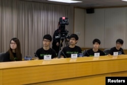 参加与香港政府对话的学生：左起：常委梁丽帼、常委罗冠聪、秘书长周永康、副秘书长岑敖晖、常务秘书钟耀华