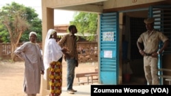 Les Burkinabè ne se bousculent devant les bureaux de votes le 22 mai 2016.