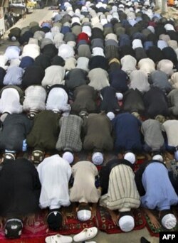 O'zbekiston masjidlarida... Dindorlarni qattiq nazorat ostiga olish, ayniqsa yoshlarni ezish bilan tinchlikni saqlab bo'lmaydi, deydi Kamoliddin Rabbimov