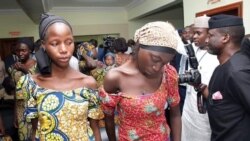 Jami'an gwamnatin Najeriya suna ganawa da 'yan matan Chibok su 21 da aka sako alhamis 13 Oktoba,m 2016 a Abuja