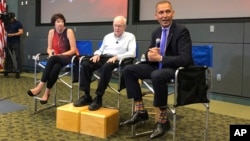 Astrofizirač Eugene Parker sedi između naučnice sa Johns Hopkins univerziteta, Nicole Fox i NASA-inog šefa misije Thomasa Zurbuchena, tokom konferencije za štampu o solarnoj sondi Parker, u svemirskom centru Kennedy, na Floridi, 9. avgusta 2018.