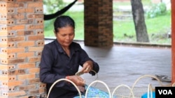 A woman makes a bamboo basket in Sambor Prei Kuk temple complex, Kampong Thom, Cambodia, July 13, 2017. (Sun Narin/VOA Khmer)