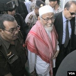 Petugas mengawal Abu Bakar Ba'asyir saat tiba di Pengadilan Negeri Jakarta Selatan, 24 Februari lalu.