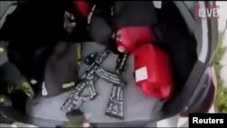 Foto dari sosial media menunjukkan mobil dan senjata yang diduga dipakai oleh tersangka pelaku penembakan di masjid Christchurch, Selandia Baru Jumat (15/3).