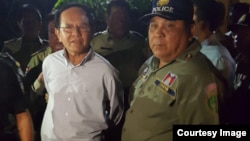 រូបឯកសារ៖ ប្រធាន​គណបក្ស​សង្គ្រោះ​ជាតិ​ លោក កឹម សុខា ត្រូវ​បាន​ចាប់​ខ្លួន​នៅ​រំលង​អាធ្រាត​ឈាន​ចូល​ថ្ងៃទី៣ ខែកញ្ញា​ នៅ​គេហដ្ឋាន​របស់​លោក ក្នុង​រាជធានី​ភ្នំពេញ​។​ (រូបផ្តល់ឲ្យ)