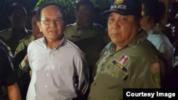 ប្រធាន​គណបក្ស​សង្គ្រោះ​ជាតិ​ លោក កឹម សុខា ត្រូវ​បាន​ចាប់​ខ្លួន​នៅ​រំលង​អាធ្រាត​ឈាន​ចូល​ថ្ងៃទី៣ ខែកញ្ញា​ នៅ​គេហដ្ឋាន​របស់​លោក ក្នុង​រាជធានី​ភ្នំពេញ​។​ ( រូបផ្តល់ឲ្យ)