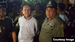 រូបឯកសារ៖ ប្រធាន​គណបក្ស​សង្គ្រោះ​ជាតិ​ លោក កឹម សុខា ត្រូវ​បាន​ចាប់​ខ្លួន​នៅ​រំលង​អាធ្រាត​ឈាន​ចូល​ថ្ងៃទី៣ ខែកញ្ញា​ នៅ​គេហដ្ឋាន​របស់​លោក ក្នុង​រាជធានី​ភ្នំពេញ​។​ ( រូបផ្តល់ឲ្យ)