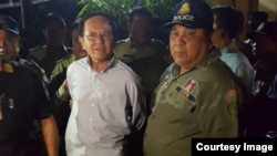 ប្រធាន​គណបក្ស​សង្គ្រោះ​ជាតិ​ លោក កឹម សុខា ត្រូវ​បាន​ចាប់​ខ្លួន​នៅ​រំលង​អាធ្រាត​ឈាន​ចូល​ថ្ងៃទី៣ ខែកញ្ញា​ នៅ​គេហដ្ឋាន​របស់​លោក ក្នុង​រាជធានី​ភ្នំពេញ​។​ ( រូបផ្តល់ឲ្យ)