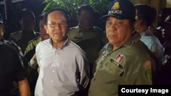 ប្រធាន​គណបក្ស​សង្គ្រោះ​ជាតិ​ លោក កឹម សុខា ត្រូវ​បាន​ចាប់​ខ្លួន​នៅ​រំលង​អាធ្រាត​ឈាន​ចូល​ថ្ងៃទី៣ ខែកញ្ញា​ នៅ​គេហដ្ឋាន​របស់​លោក ក្នុង​រាជធានី​ភ្នំពេញ​។​ ( រូបផ្តល់ឲ្យ)