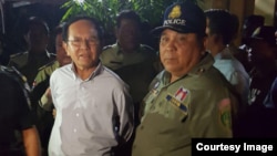 រូបឯកសារ៖ ប្រធាន​គណបក្ស​សង្គ្រោះ​ជាតិ​ លោក កឹម សុខា ត្រូវ​បាន​ចាប់​ខ្លួន​នៅ​រំលង​អាធ្រាត​ឈាន​ចូល​ថ្ងៃទី៣ ខែកញ្ញា​ នៅ​គេហដ្ឋាន​របស់​លោក ក្នុង​រាជធានី​ភ្នំពេញ​។​ ( រូបផ្តល់ឲ្យ)