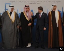 Fors Ko'rfazi Hamkorlik Kengashining Istanbulda o'tgan yig'inidan. Suratda, chapdan, Bahrayn Tashqi Ishlar vaziri Shayx Xolid bin Ahmad bin Muhammad Al-Xalifa, Saudiya Arabistoni Tashqi ishlar vaziri shahzoda Saud Al-Faysal, Turkiya Tashqi ishlar vaziri