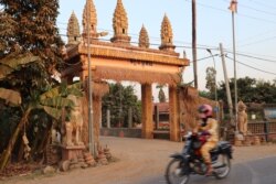 An entrance leading to Chumpouvaon pagoda, in Oudong district, Kandal province, on April 5, 2020. (Phorn Bopha/VOA)